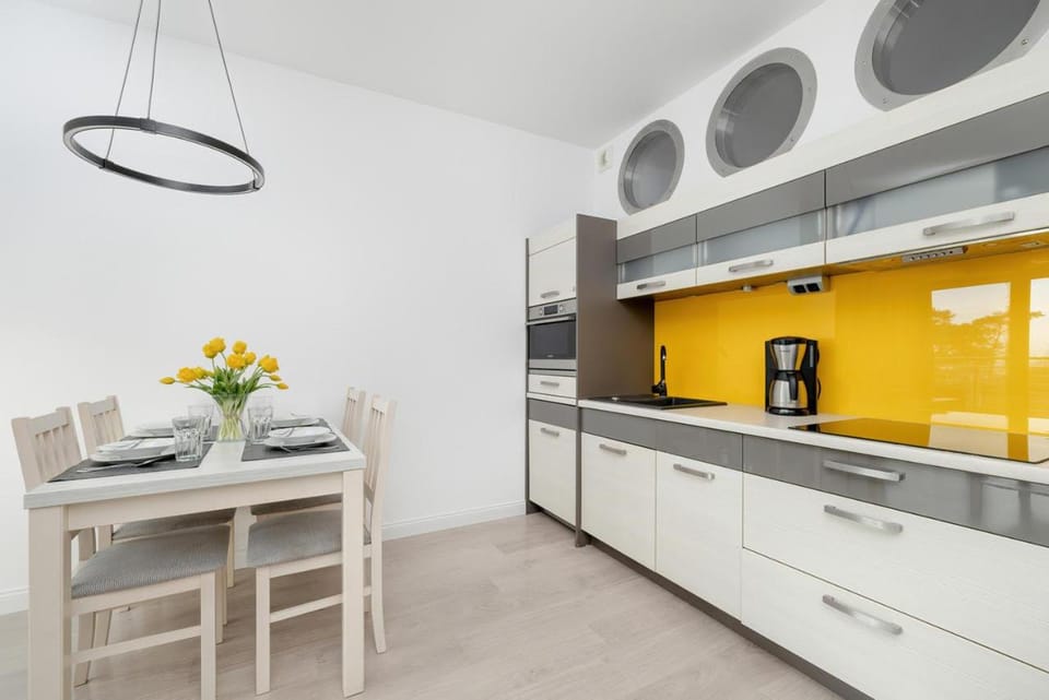 Coffee/tea facilities, Kitchen or kitchenette, Dining area, oven, stove