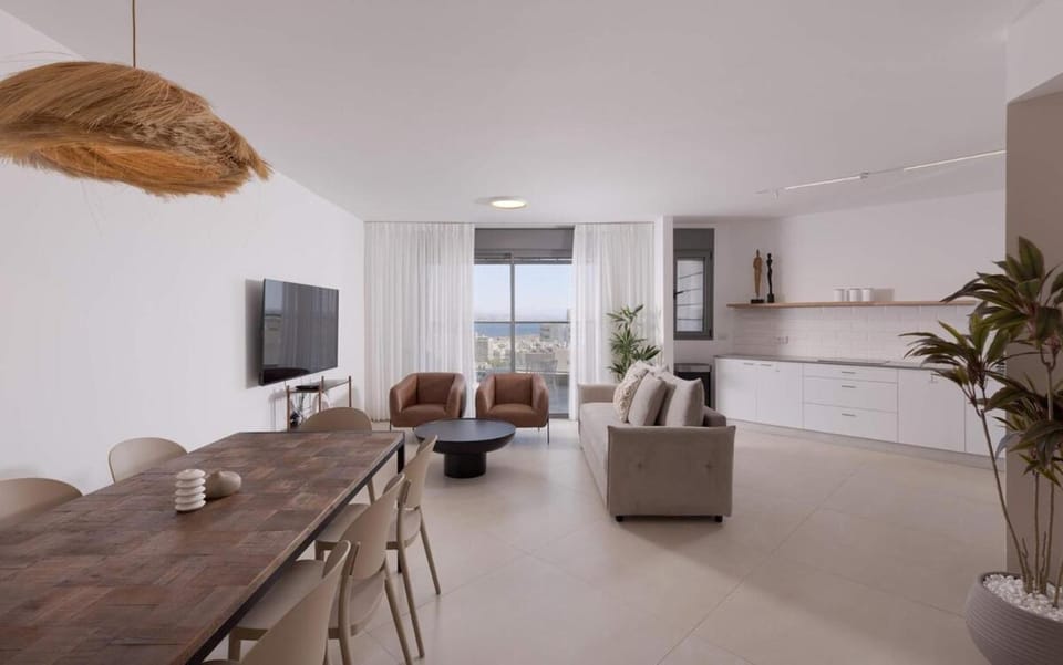 TV and multimedia, Kitchen or kitchenette, Living room, Seating area, Dining area