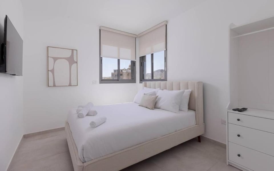 Bed, TV and multimedia, Photo of the whole room, Bedroom, towels, wardrobe