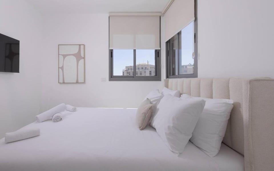 Bed, TV and multimedia, Bedroom