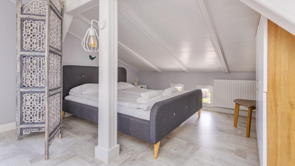 Bed, Photo of the whole room, wardrobe