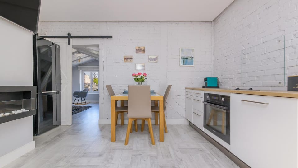 Kitchen or kitchenette, Dining area, fireplace