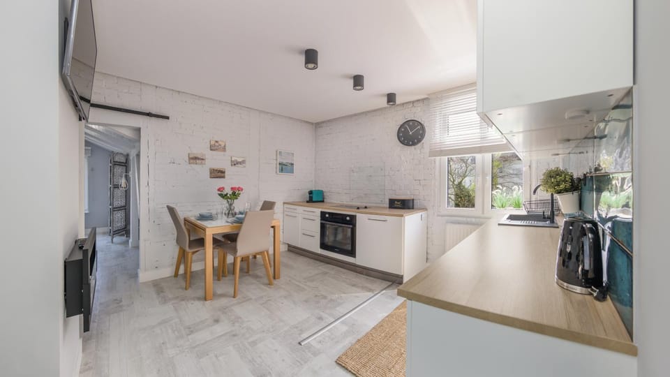 TV and multimedia, Kitchen or kitchenette, Dining area, fireplace