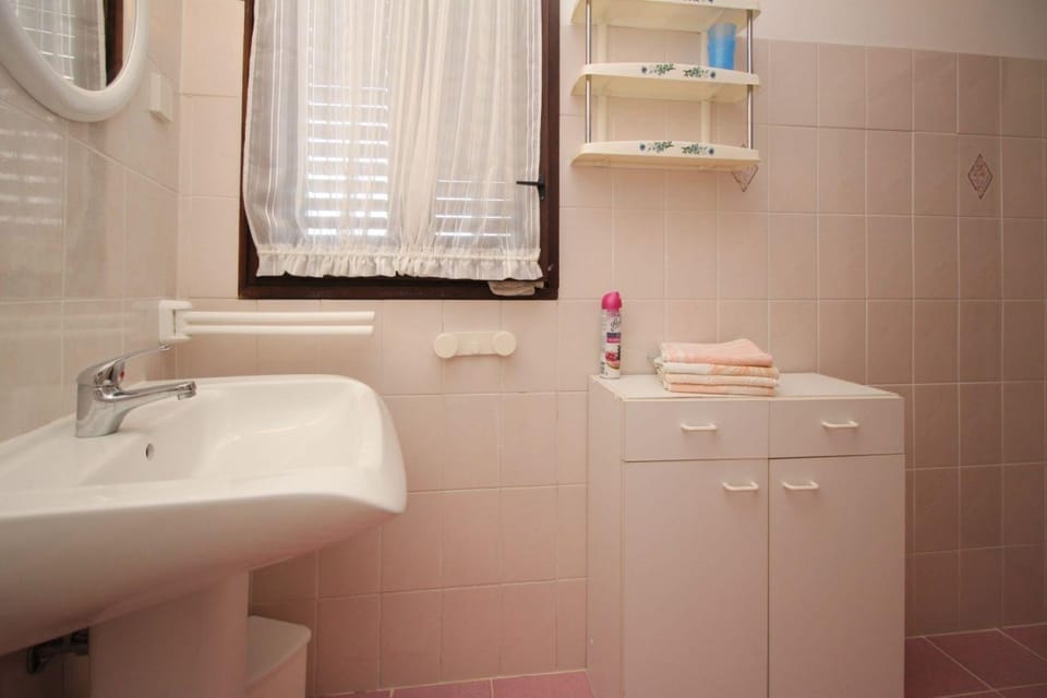 Toilet, Bathroom, towels