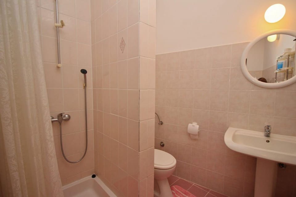 Shower, Toilet, Bathroom, Bath, towels