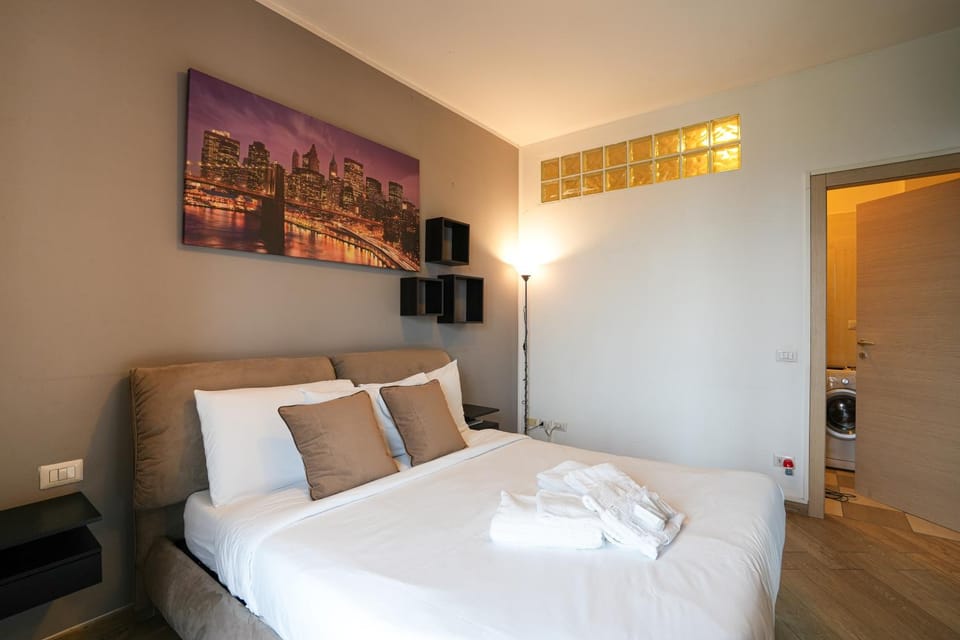 Bed, TV and multimedia, Photo of the whole room, Bedroom, towels, wardrobe
