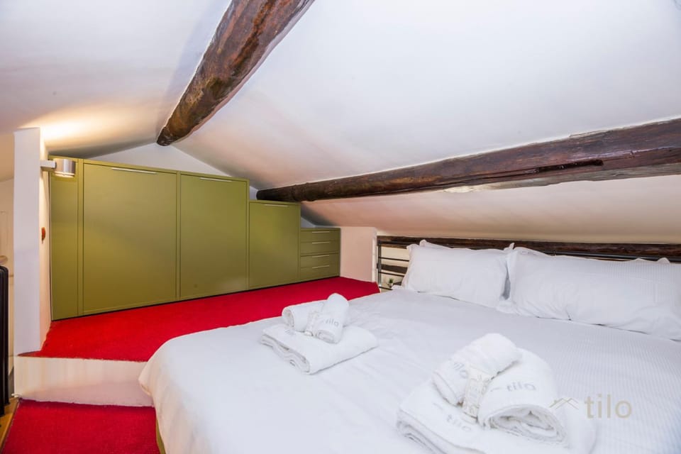 Photo of the whole room, Bedroom, wardrobe