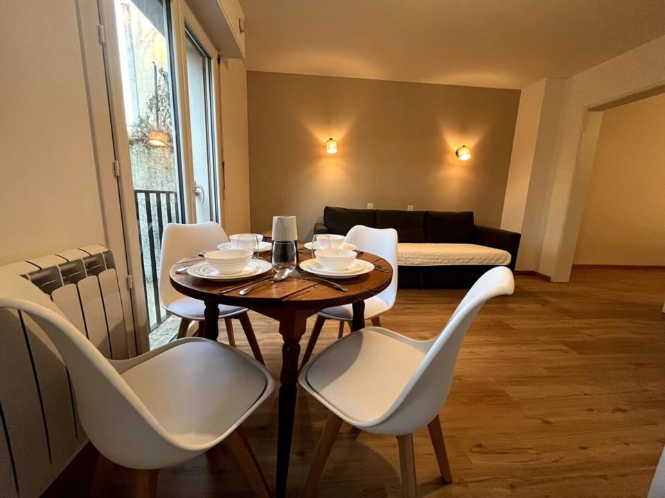 Seating area, Dining area