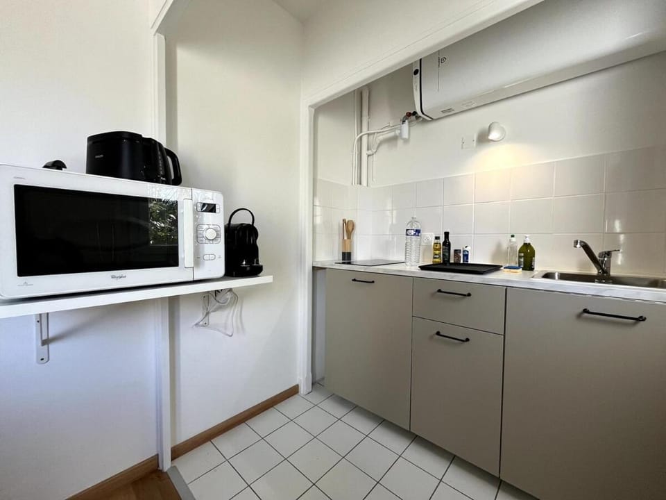 Coffee/tea facilities, Kitchen or kitchenette, oven, stove, toaster