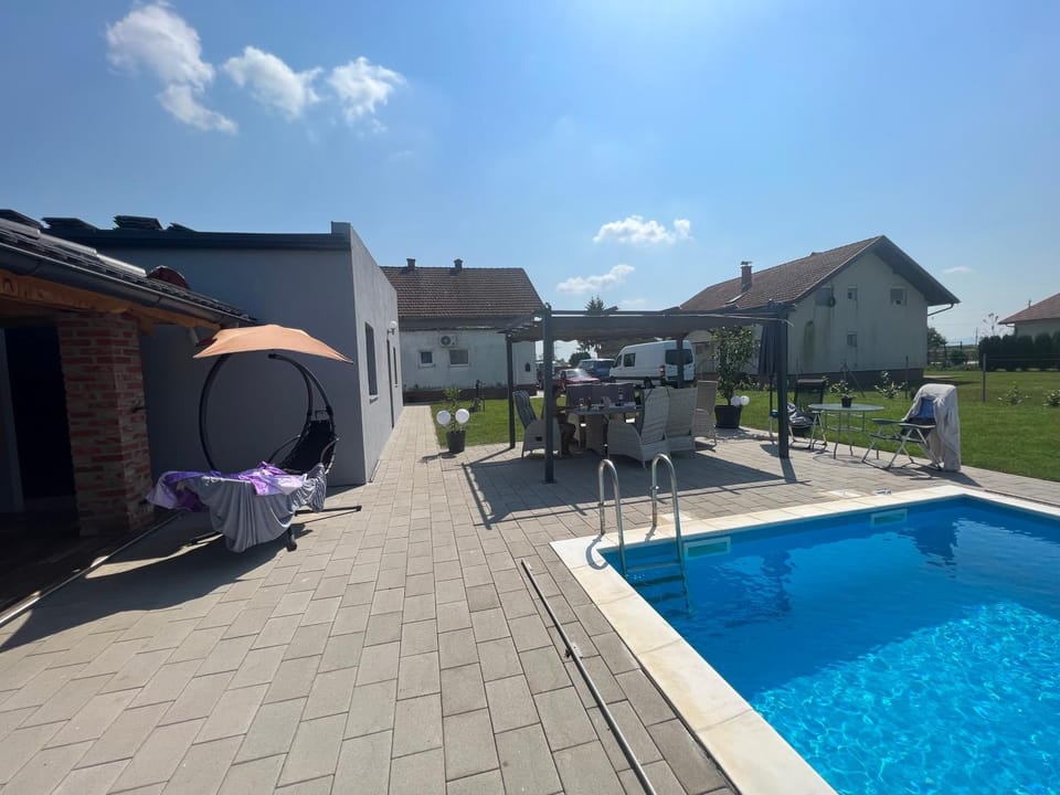 Property building, Patio, Day, Pool view, Swimming pool, sunbed