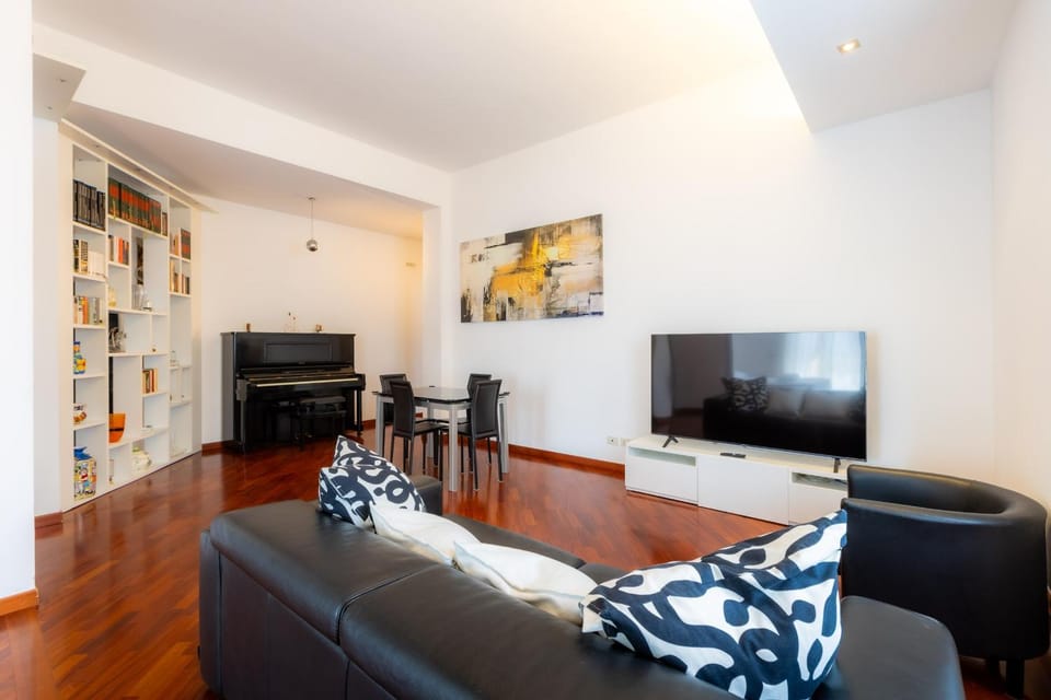 TV and multimedia, Living room, Seating area, Evening entertainment