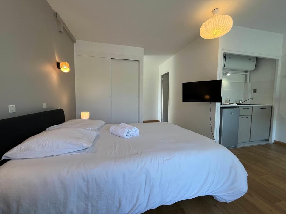 Bed, TV and multimedia, Kitchen or kitchenette