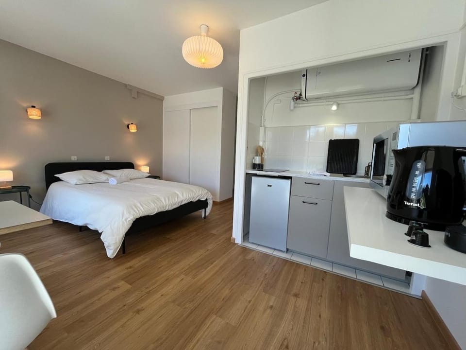 Bed, Kitchen or kitchenette, Bedroom, oven