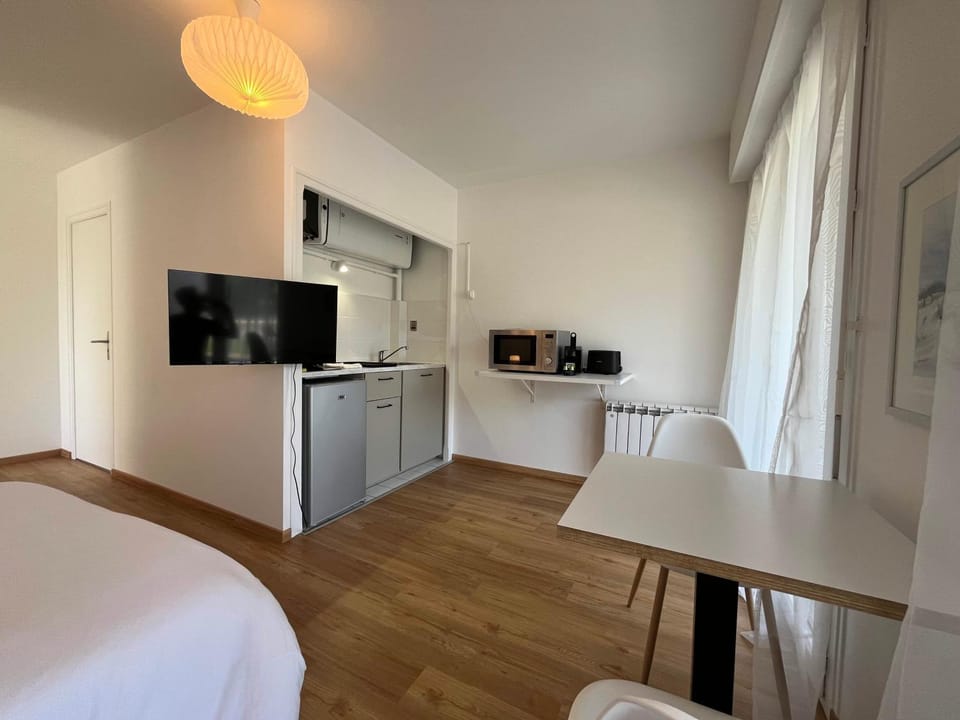 TV and multimedia, Coffee/tea facilities, Kitchen or kitchenette, Dining area, oven
