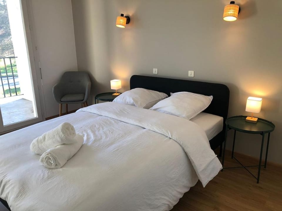 Bed, towels