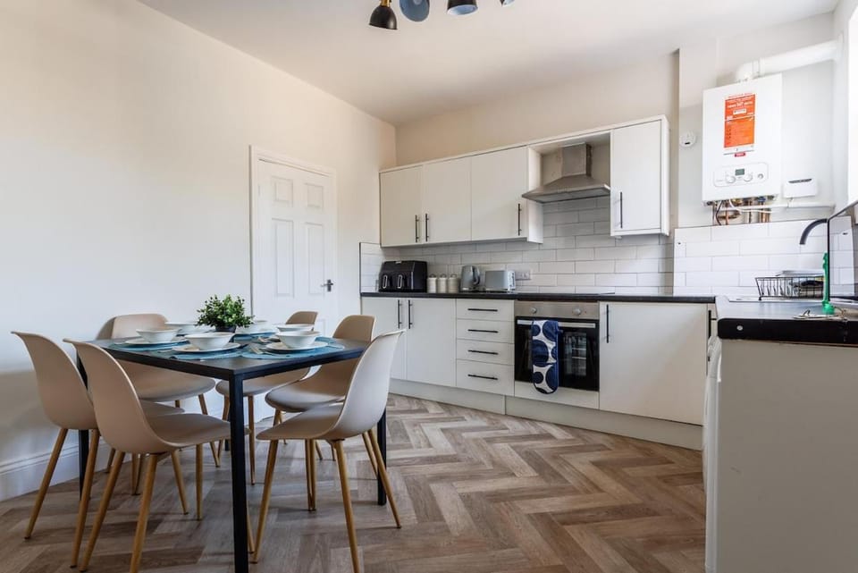 Charming Central 3BR Home Near Auckland Castle House in England
