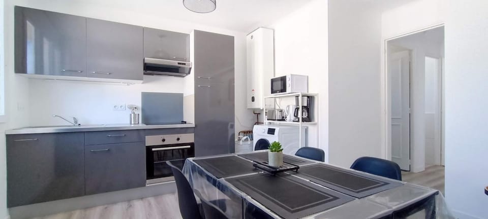 Coffee/tea facilities, Dining area, microwave, oven, stove, toaster, washing machine