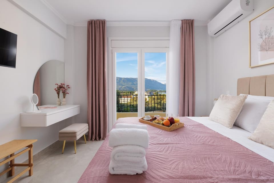 Bed, TV and multimedia, Photo of the whole room, Bedroom, Mountain view, towels