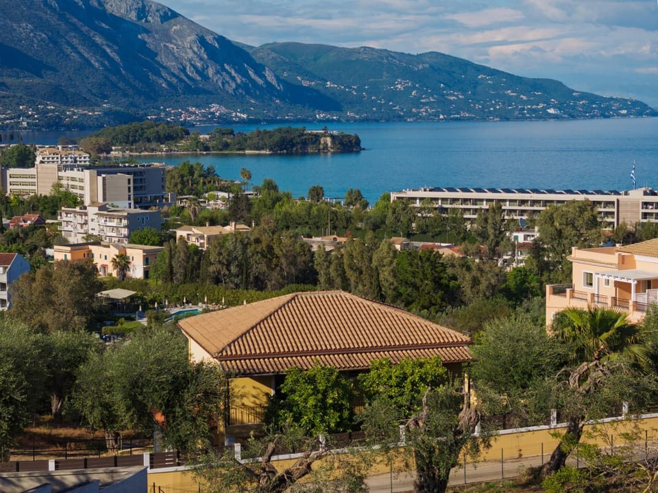 Property building, Day, Natural landscape, Bird's eye view, Landmark view, Mountain view, Sea view, Location