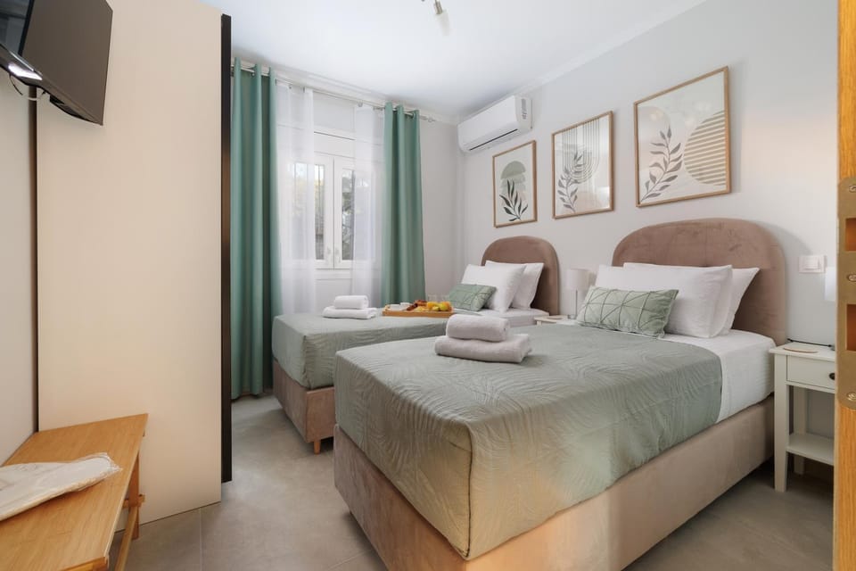 Bed, TV and multimedia, Photo of the whole room, Bedroom, towels