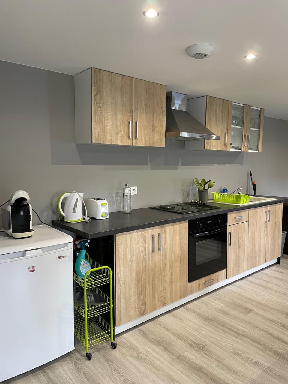 Coffee/tea facilities, Kitchen or kitchenette, oven, stove, toaster