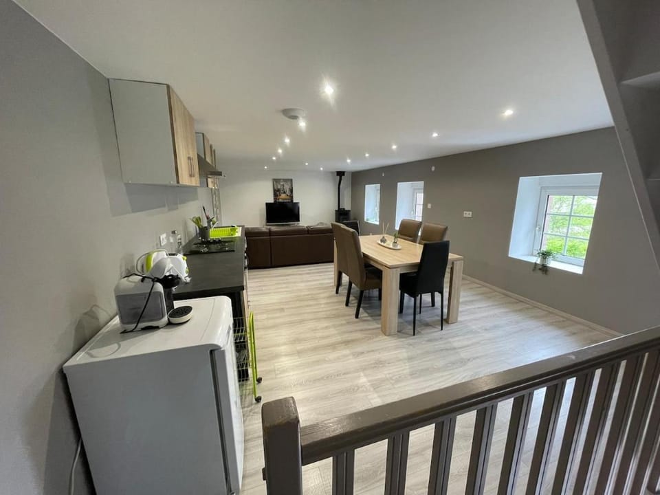 Kitchen or kitchenette, Dining area