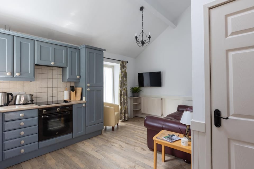 TV and multimedia, Kitchen or kitchenette, Living room, toaster