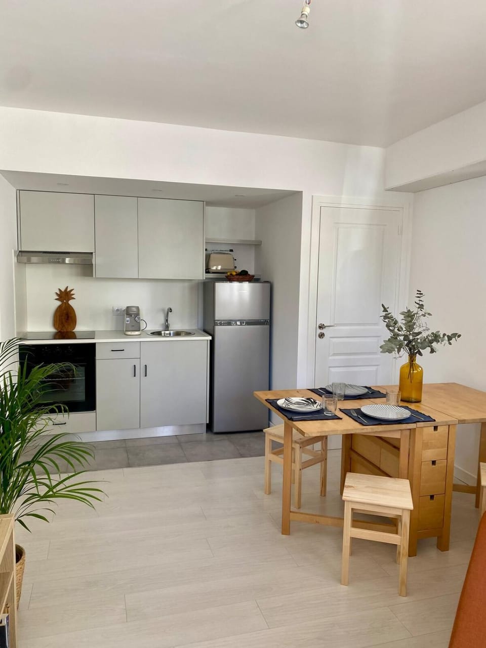 Kitchen or kitchenette, Dining area, oven, stove