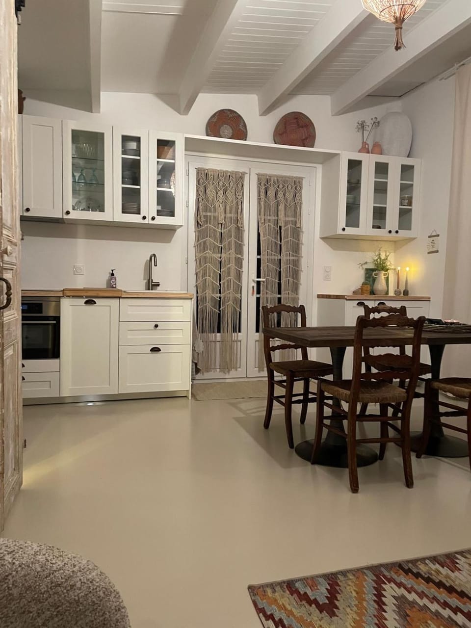 Kitchen or kitchenette, Dining area