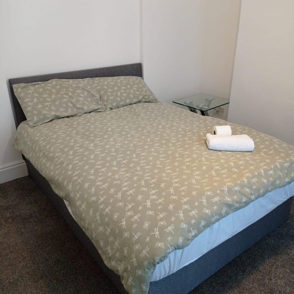 Double-Bedroom in the Heart of Salford Manchester Perfect for Short Stays LT2 Bed and Breakfast in Salford
