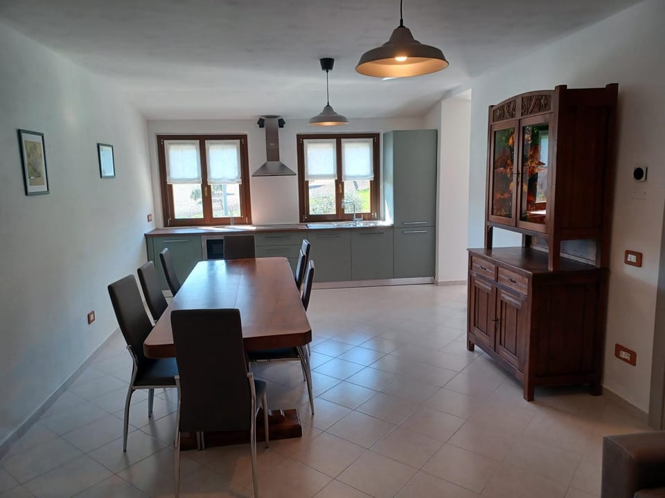 Kitchen or kitchenette, Seating area, Dining area