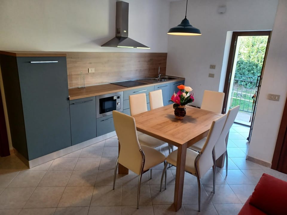 Kitchen or kitchenette, Seating area