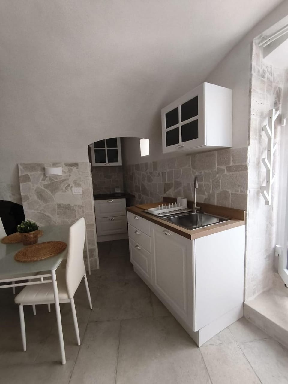 Kitchen or kitchenette, Dining area, stove