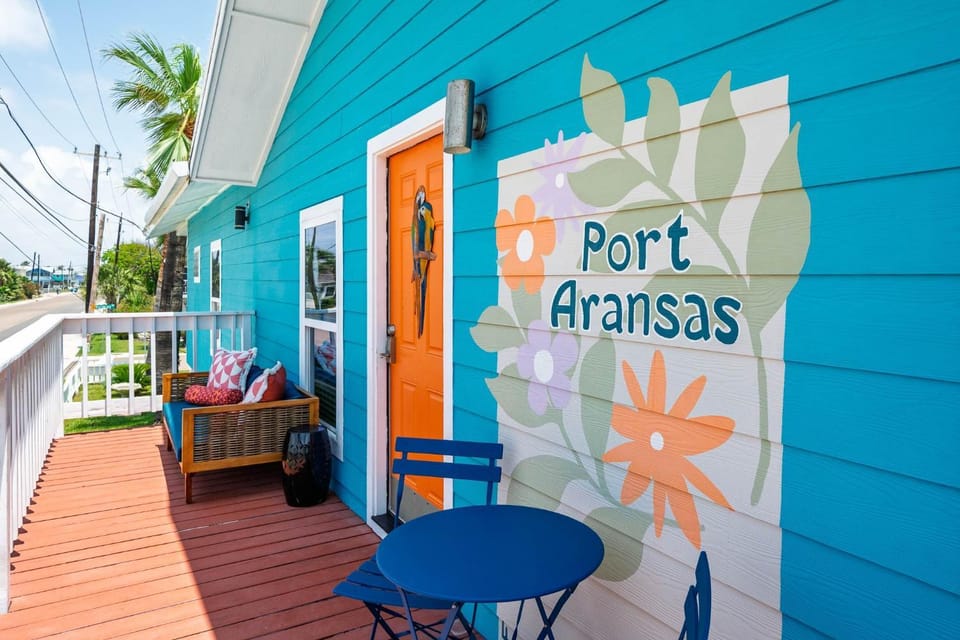 5 Br Sleeps 16 Pool Hot Tub Putt Putt Bikes Arcade House in Port Aransas