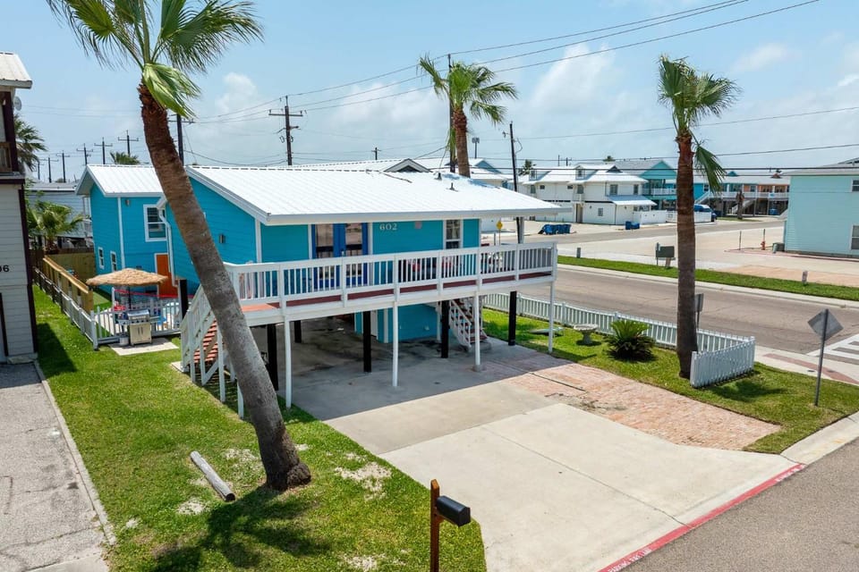 5 Br Sleeps 16 Pool Hot Tub Putt Putt Bikes Arcade House in Port Aransas