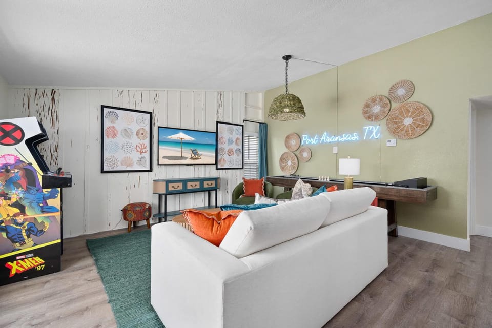 5 Br Sleeps 16 Pool Hot Tub Putt Putt Bikes Arcade House in Port Aransas