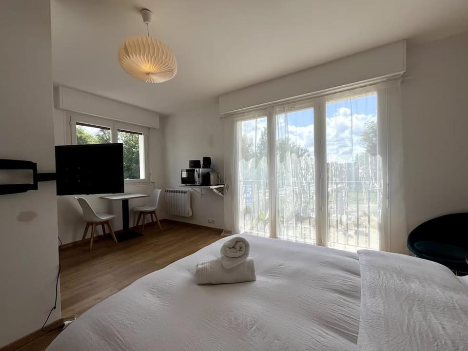 Bed, TV and multimedia, Coffee/tea facilities, oven, towels