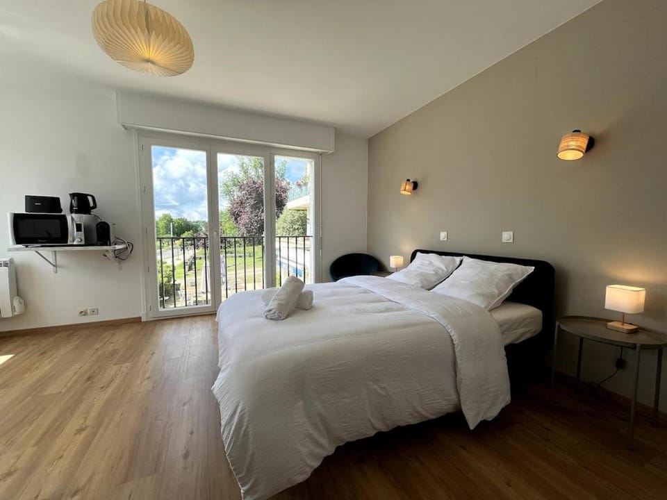 Bed, Photo of the whole room, oven