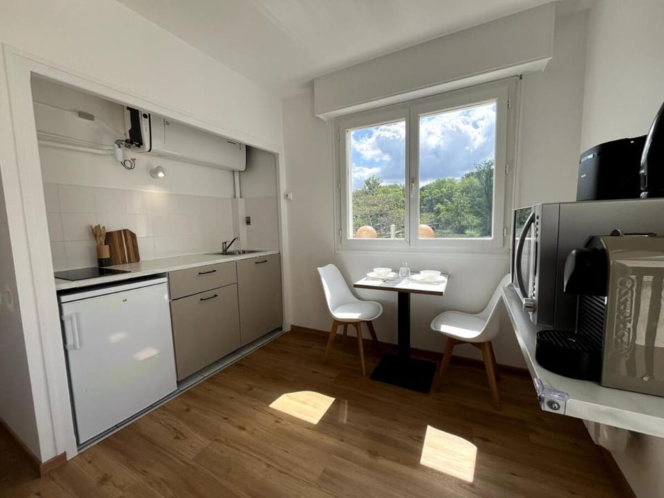 Coffee/tea facilities, Dining area, oven, stove, toaster