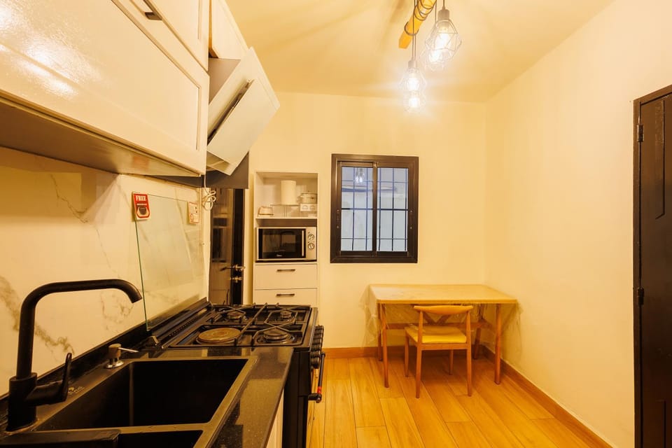 Kitchen or kitchenette, Dining area, stove