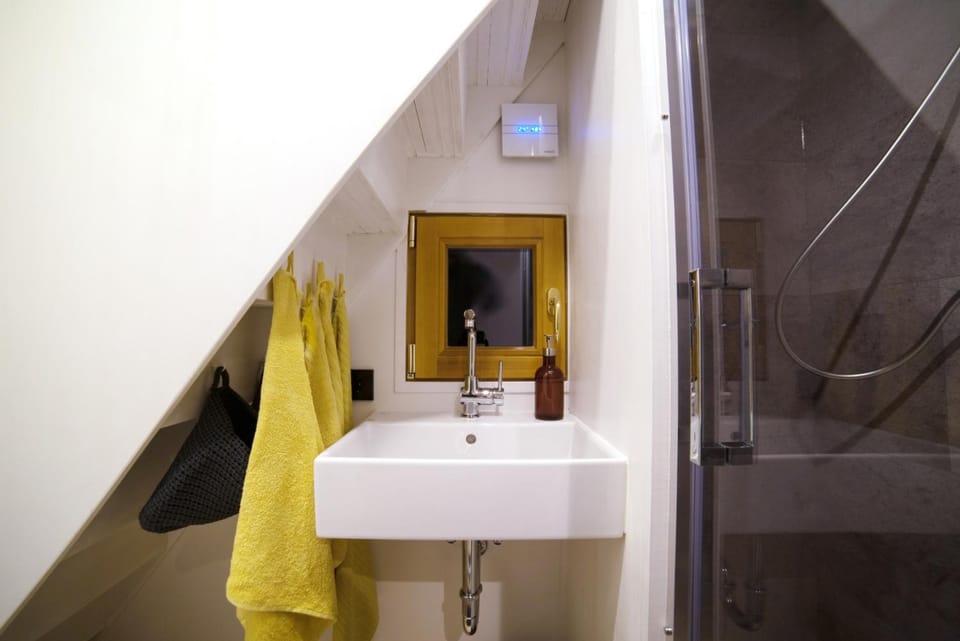 Bathroom, towels