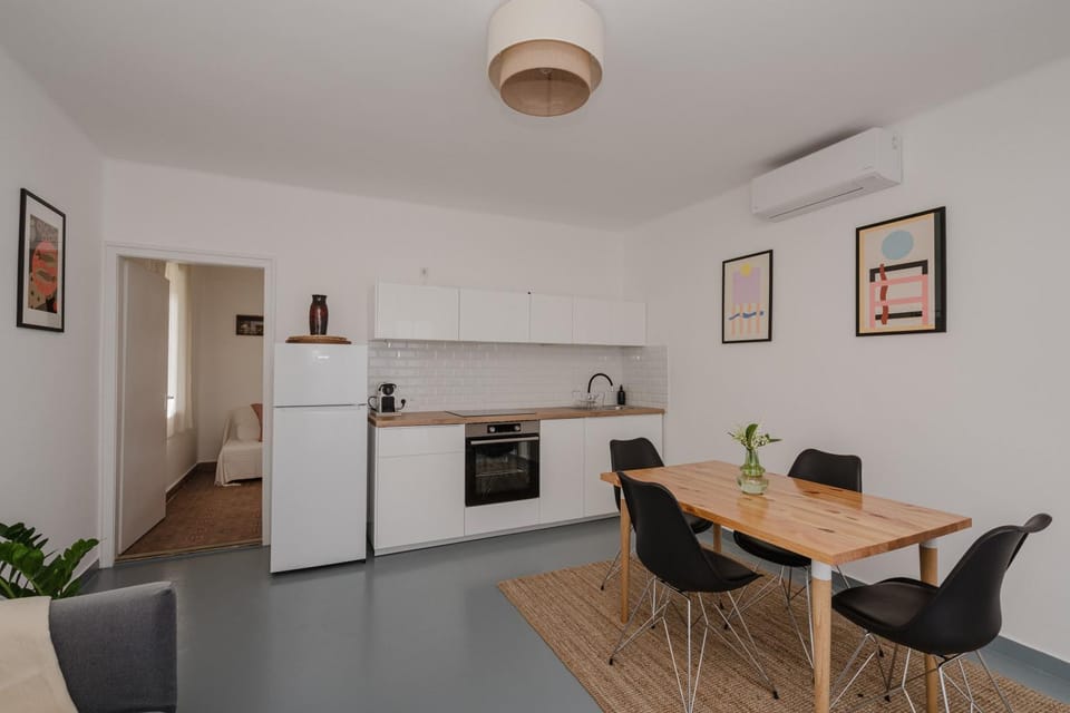 Kitchen or kitchenette, Living room, Seating area, Dining area, oven