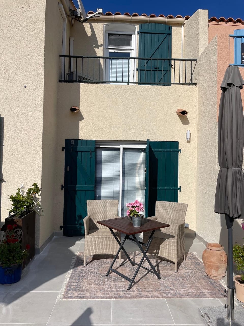 Property building, Patio, Balcony/Terrace