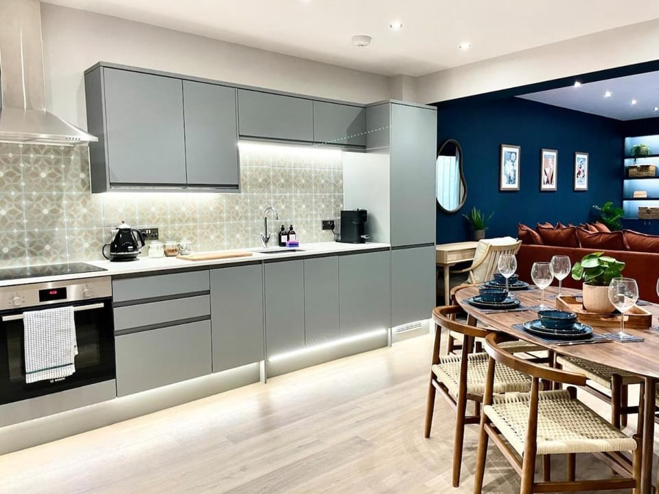 Barton Suites Luxury Home 1 of 2 Sleeps 6 House in Bristol
