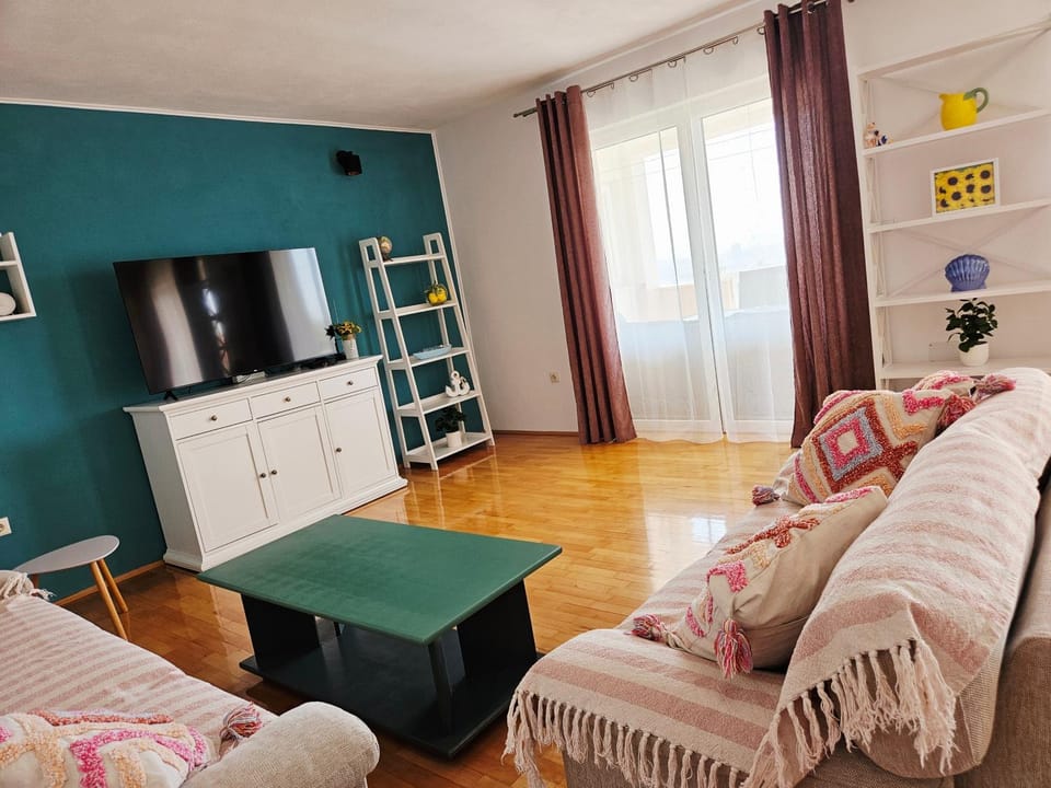 TV and multimedia, Living room, Seating area