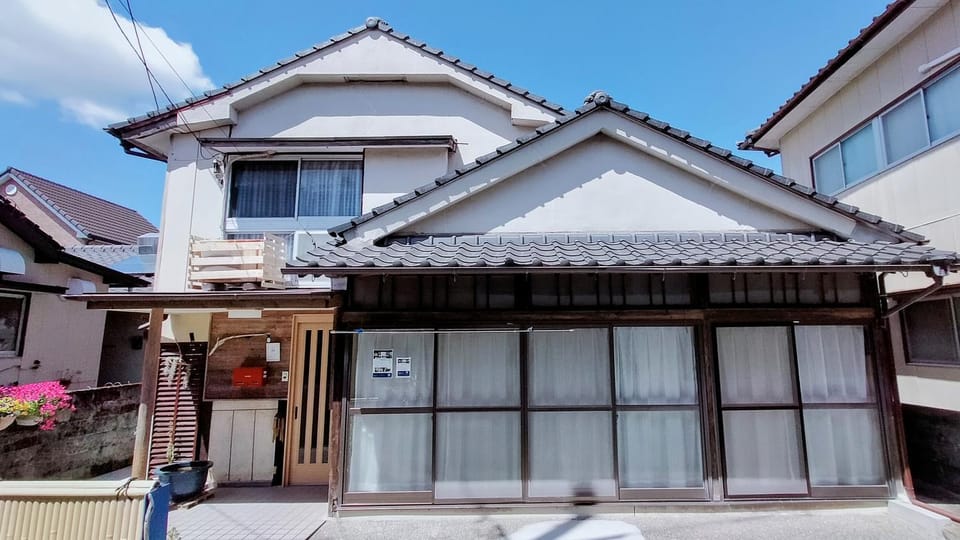 Property building, Facade/entrance, Day