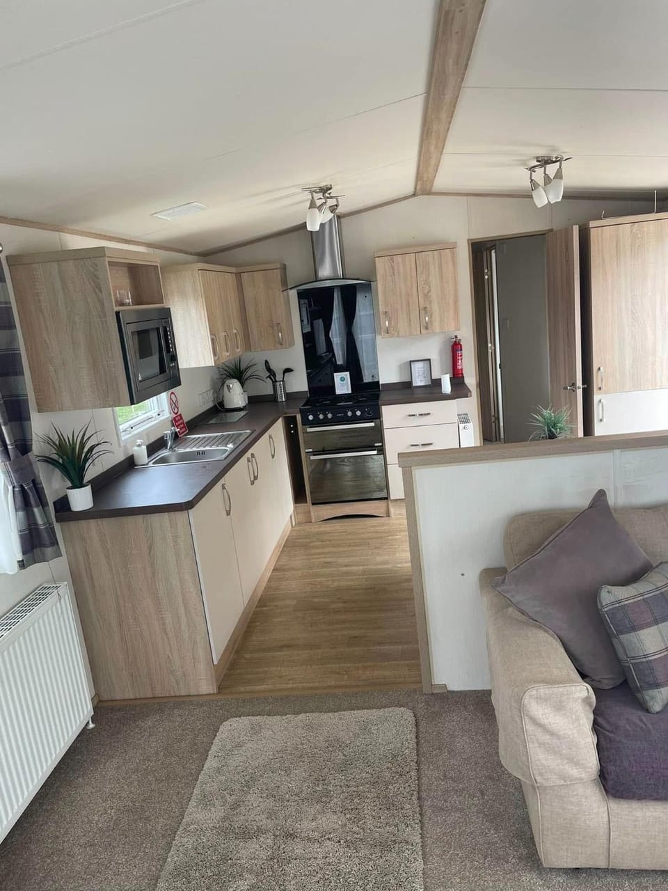 Blenheim Hot Tub Lodge House in Tattershall
