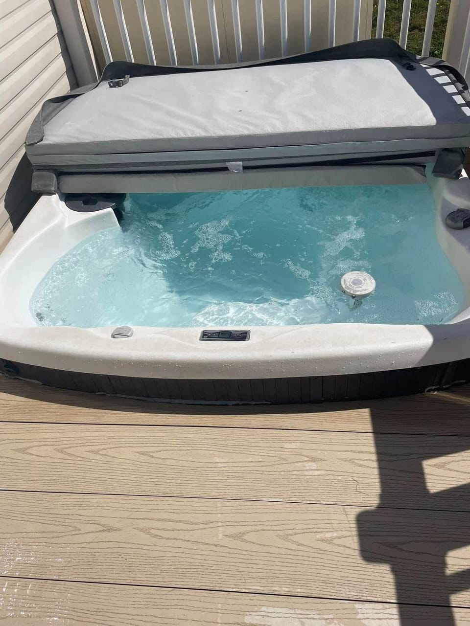 Blenheim Hot Tub Lodge House in Tattershall