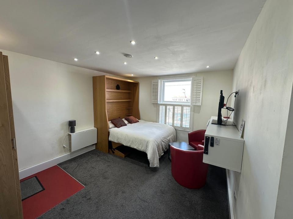 Keedwell Studio Apartments Bed and Breakfast in Bognor Regis