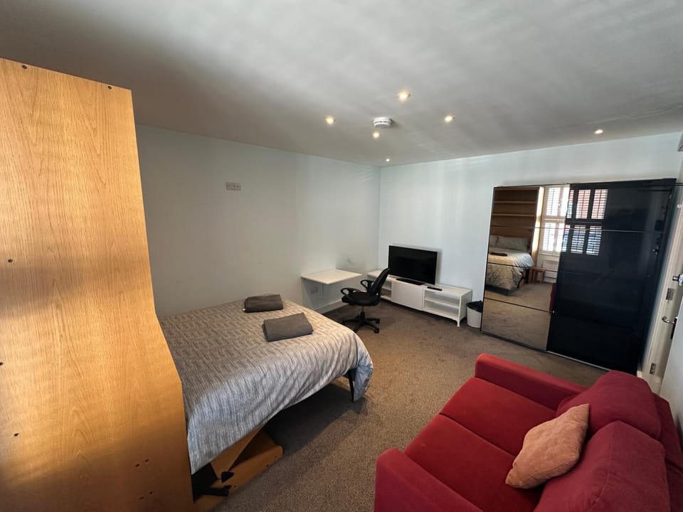 Keedwell Studio Apartments Bed and Breakfast in Bognor Regis